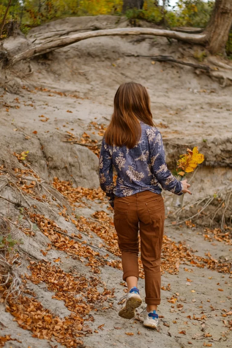 Ahdistamista kuvaava kuvituskuva, jossa nuori tyttö kävelee yksin ulkona ahdistuneena